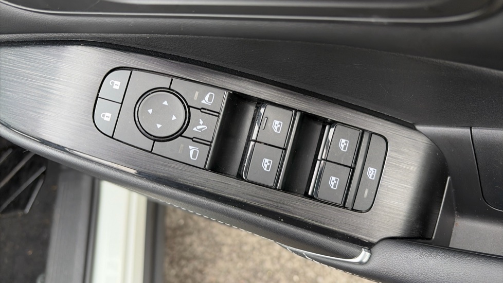 Nissan Qashqai 1.3 DiG-T MH N-Connecta 5dr Petrol Hatchback - Image 40