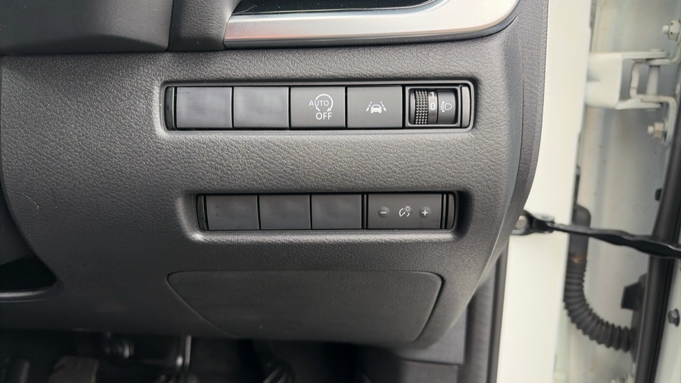 Nissan Qashqai 1.3 DiG-T MH N-Connecta 5dr Petrol Hatchback - Image 41