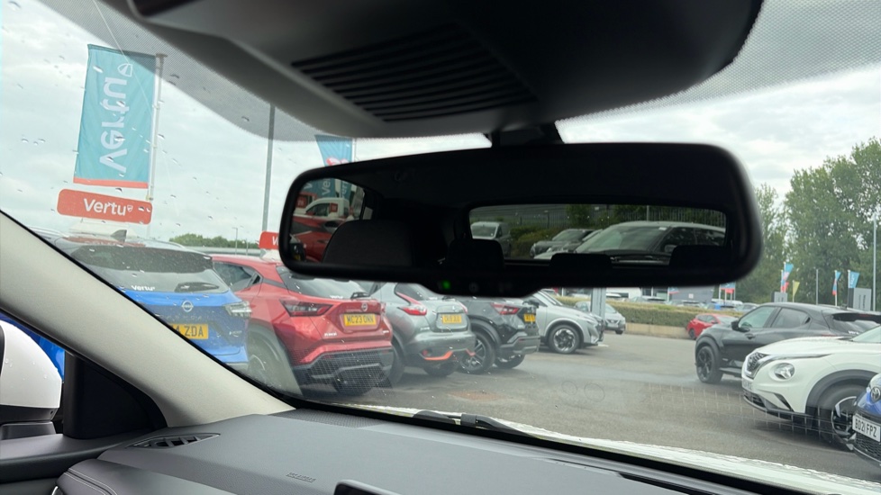 Nissan Qashqai 1.3 DiG-T MH N-Connecta 5dr Petrol Hatchback - Image 46