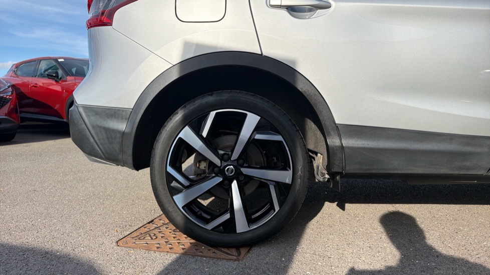 Nissan Qashqai 1.3 DiG-T Tekna 5dr Petrol Hatchback - Image 7