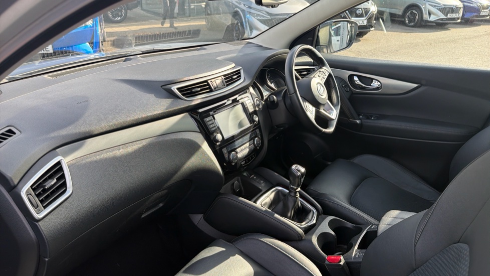 Nissan Qashqai 1.3 DiG-T Tekna 5dr Petrol Hatchback - Image 9