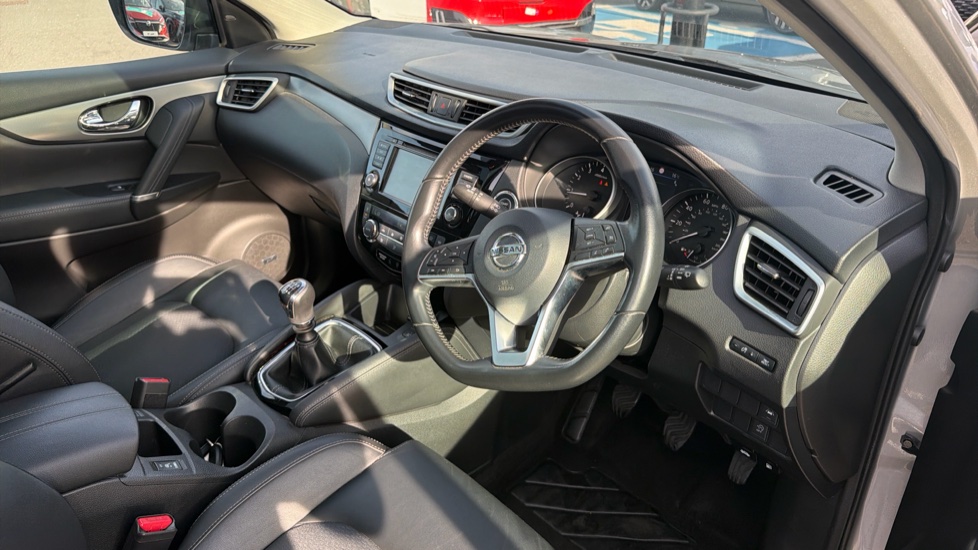 Nissan Qashqai 1.3 DiG-T Tekna 5dr Petrol Hatchback - Image 11