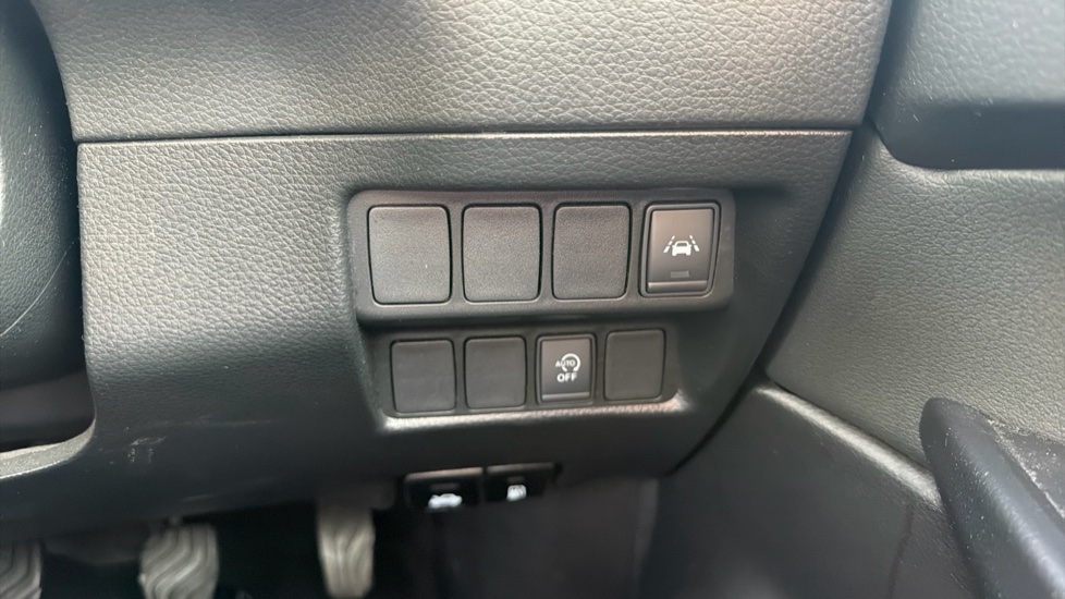 Nissan Qashqai 1.3 DiG-T Tekna 5dr Petrol Hatchback - Image 25