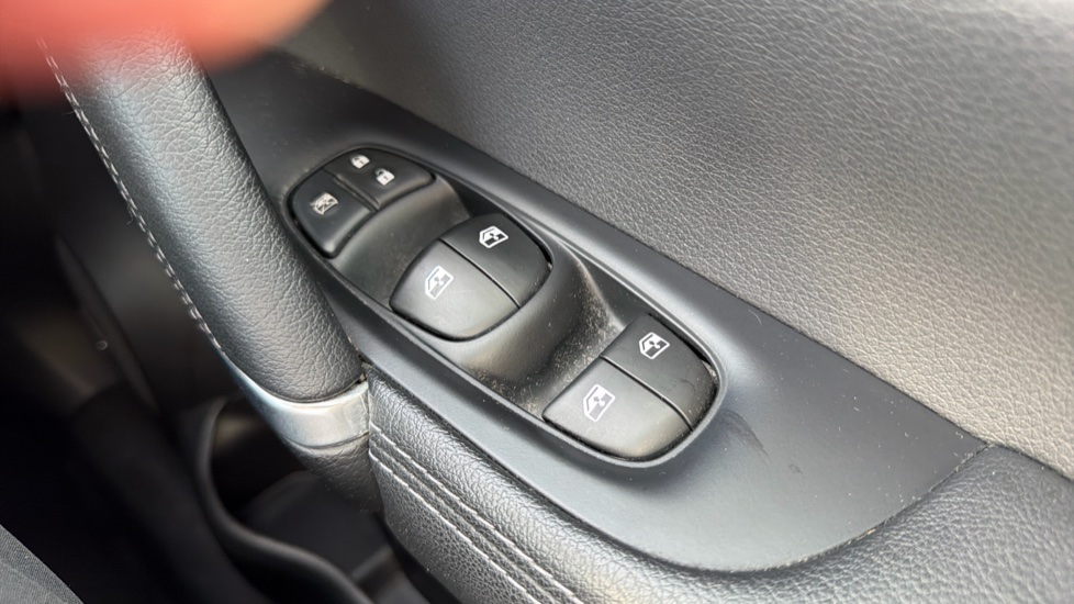Nissan Qashqai 1.3 DiG-T Tekna 5dr Petrol Hatchback - Image 35