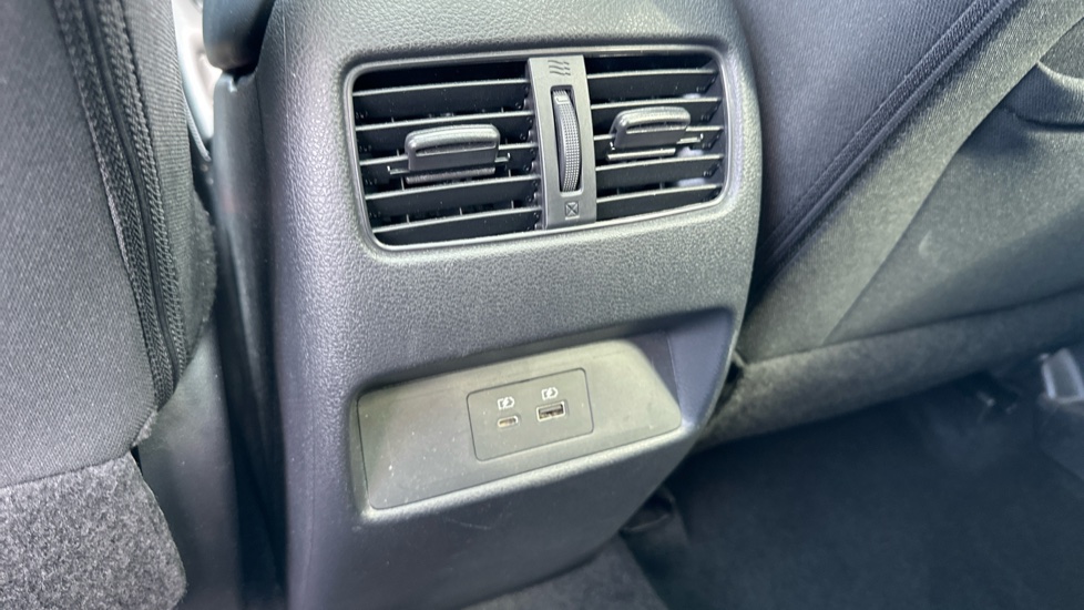 Nissan Qashqai 1.3 DiG-T MH N-Connecta 5dr Petrol Hatchback - Image 8