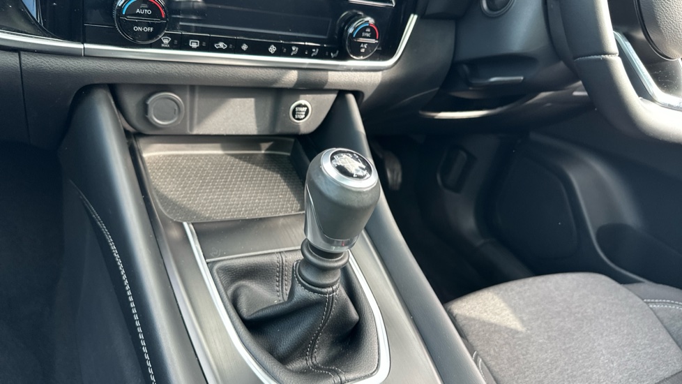 Nissan Qashqai 1.3 DiG-T MH N-Connecta 5dr Petrol Hatchback - Image 13