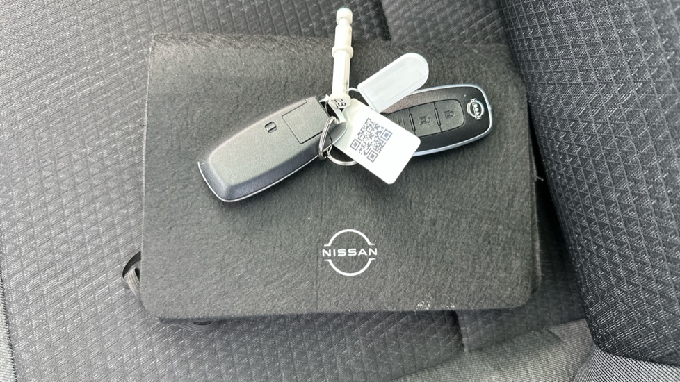Nissan Qashqai 1.3 DiG-T MH N-Connecta 5dr Petrol Hatchback - Image 19