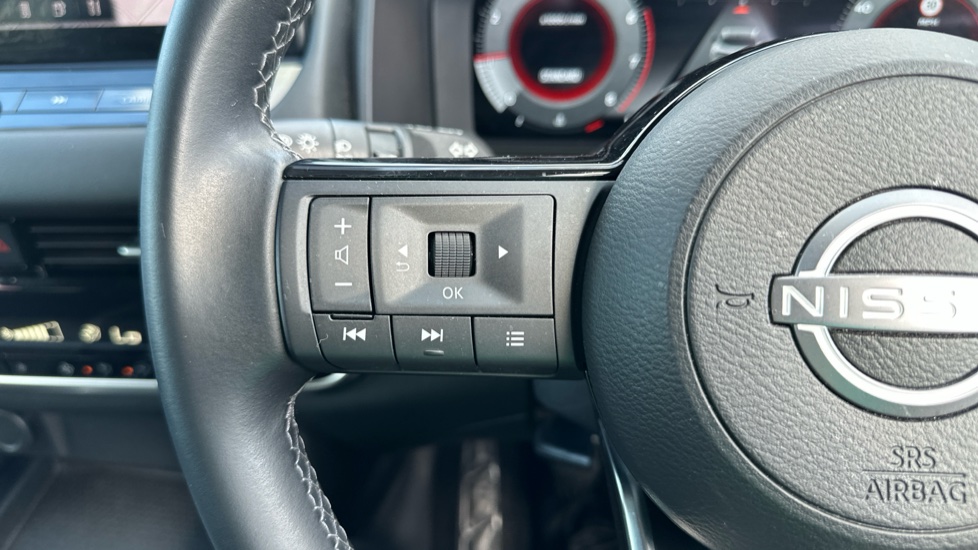 Nissan Qashqai 1.3 DiG-T MH N-Connecta 5dr Petrol Hatchback - Image 21