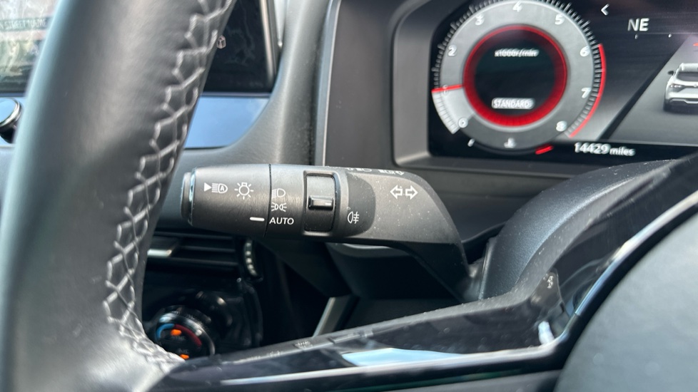 Nissan Qashqai 1.3 DiG-T MH N-Connecta 5dr Petrol Hatchback - Image 23