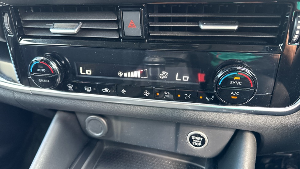 Nissan Qashqai 1.3 DiG-T MH N-Connecta 5dr Petrol Hatchback - Image 36