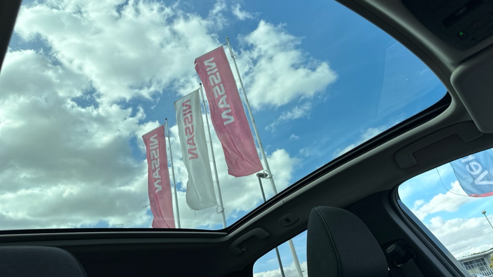 Nissan Qashqai 1.3 DiG-T MH N-Connecta 5dr Petrol Hatchback - Image 40