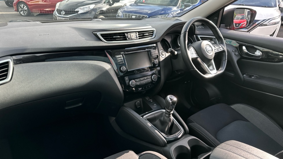 Nissan Qashqai 1.3 DiG-T N-Connecta 5dr Petrol Hatchback - Image 9