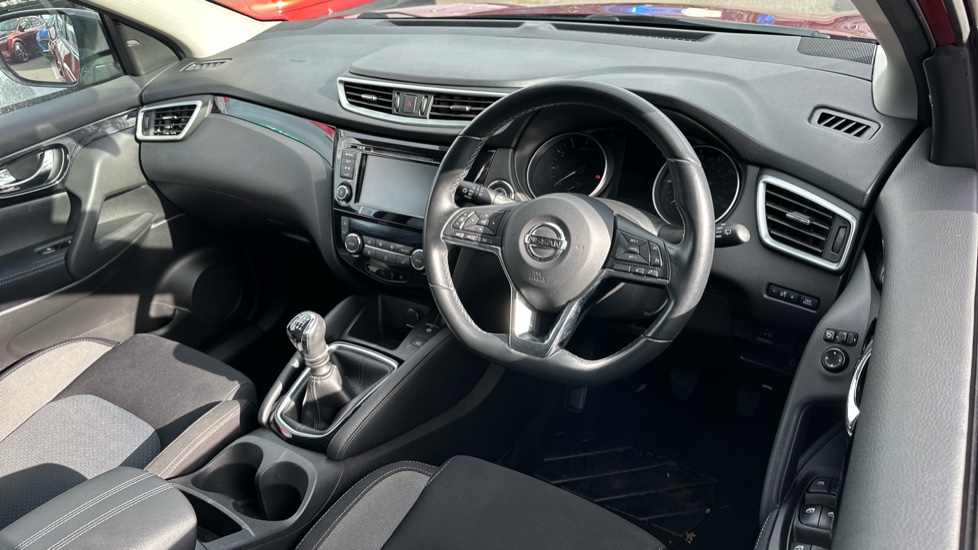 Nissan Qashqai 1.3 DiG-T N-Connecta 5dr Petrol Hatchback - Image 11