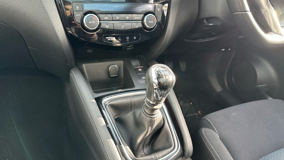 Nissan Qashqai 1.3 DiG-T N-Connecta 5dr Petrol Hatchback - Image 13