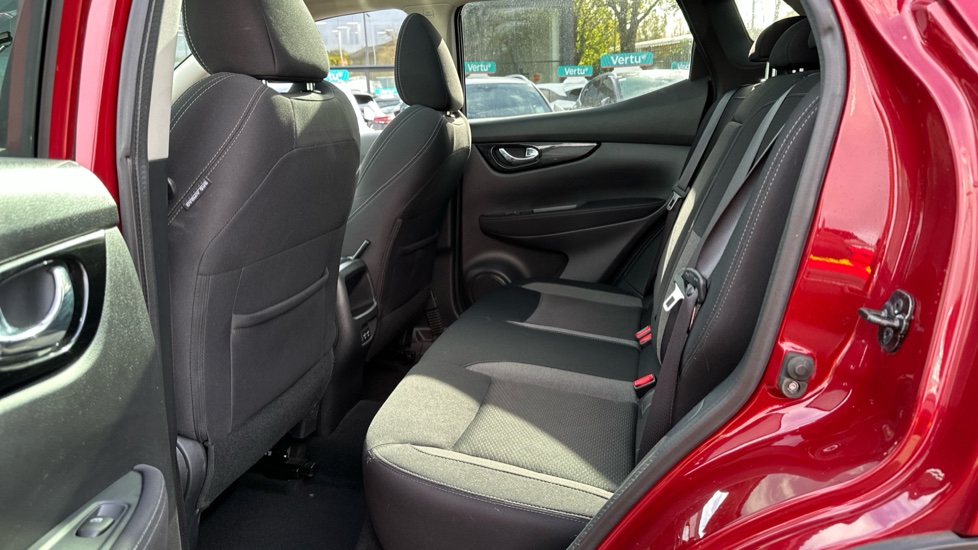 Nissan Qashqai 1.3 DiG-T N-Connecta 5dr Petrol Hatchback - Image 16