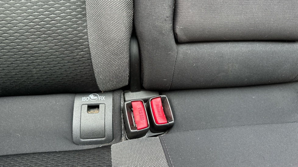 Nissan Qashqai 1.3 DiG-T N-Connecta 5dr Petrol Hatchback - Image 17