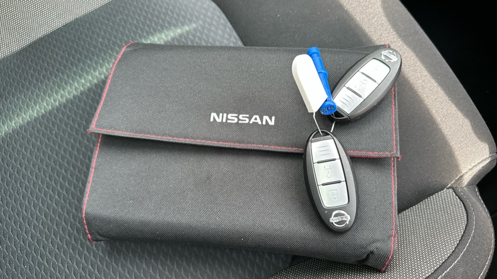 Nissan Qashqai 1.3 DiG-T N-Connecta 5dr Petrol Hatchback - Image 19