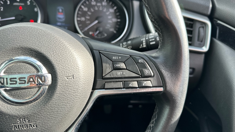 Nissan Qashqai 1.3 DiG-T N-Connecta 5dr Petrol Hatchback - Image 26