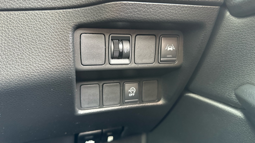 Nissan Qashqai 1.3 DiG-T N-Connecta 5dr Petrol Hatchback - Image 27