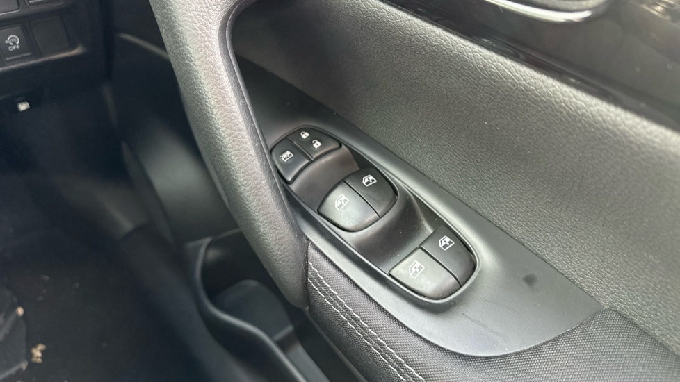 Nissan Qashqai 1.3 DiG-T N-Connecta 5dr Petrol Hatchback - Image 28