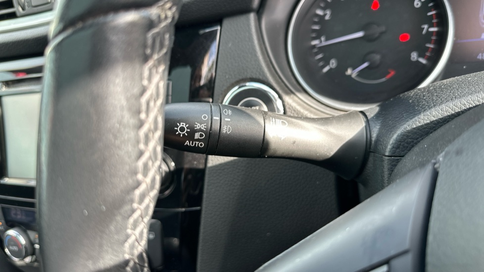 Nissan Qashqai 1.3 DiG-T N-Connecta 5dr Petrol Hatchback - Image 29