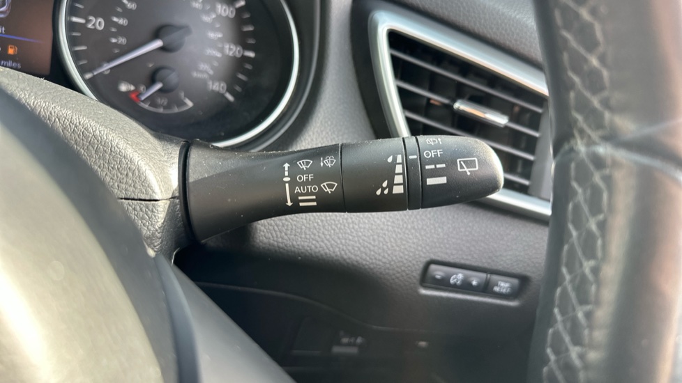 Nissan Qashqai 1.3 DiG-T N-Connecta 5dr Petrol Hatchback - Image 30