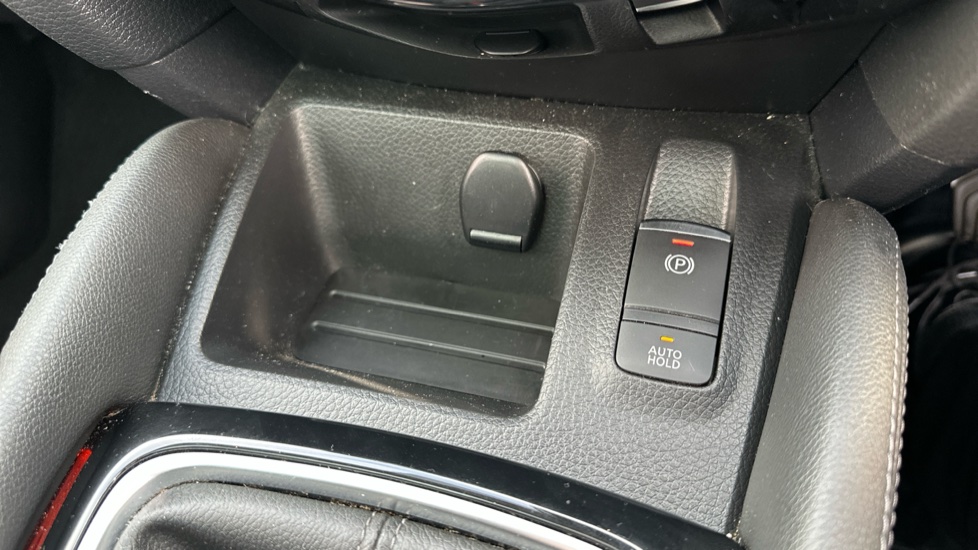 Nissan Qashqai 1.3 DiG-T N-Connecta 5dr Petrol Hatchback - Image 42
