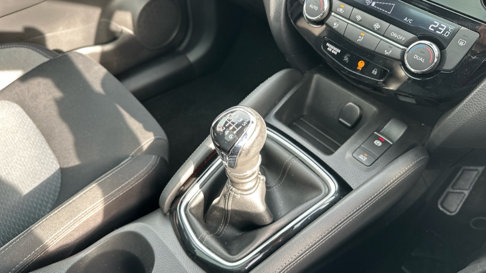 Nissan Qashqai 1.3 DiG-T N-Connecta 5dr Petrol Hatchback - Image 43