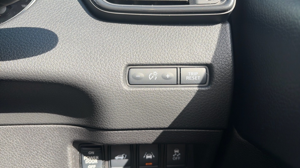 Nissan X-Trail 1.6 DiG-T N-Connecta 5dr Petrol Station Wagon - Image 25