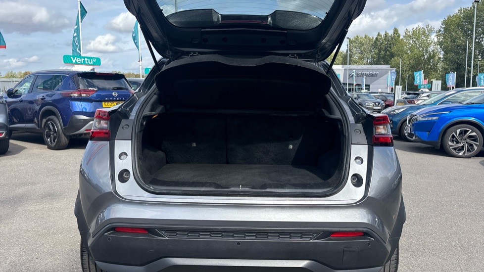 Nissan Juke 1.6 Hybrid Tekna 5dr Auto Hybrid Hatchback - Image 4