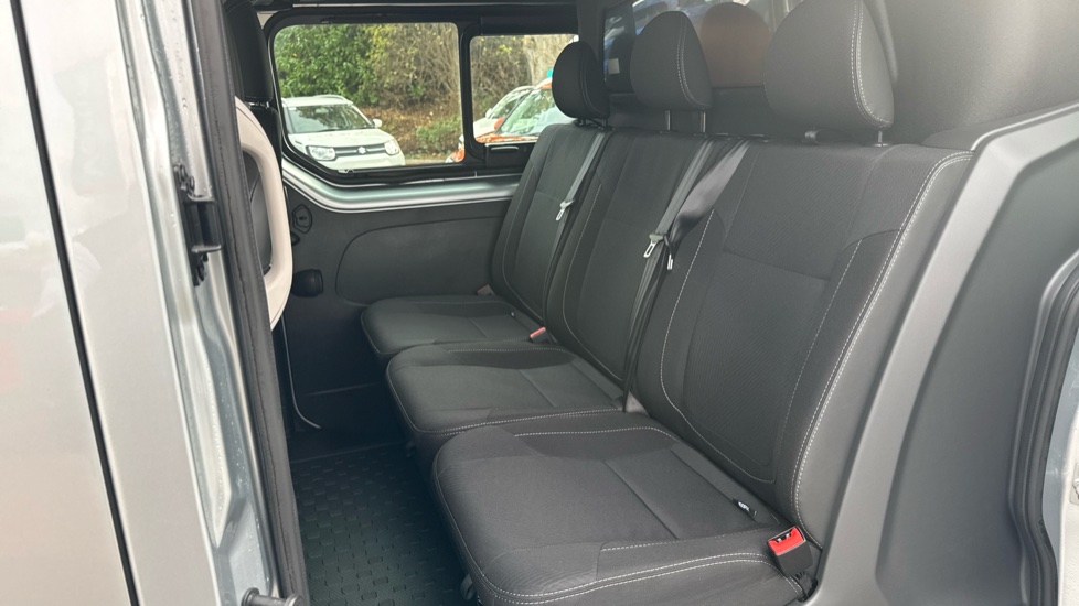 Nissan Primastar 30 L2 Diesel 2.0 dCi 150ps H1 Tekna Crew Van - Image 17