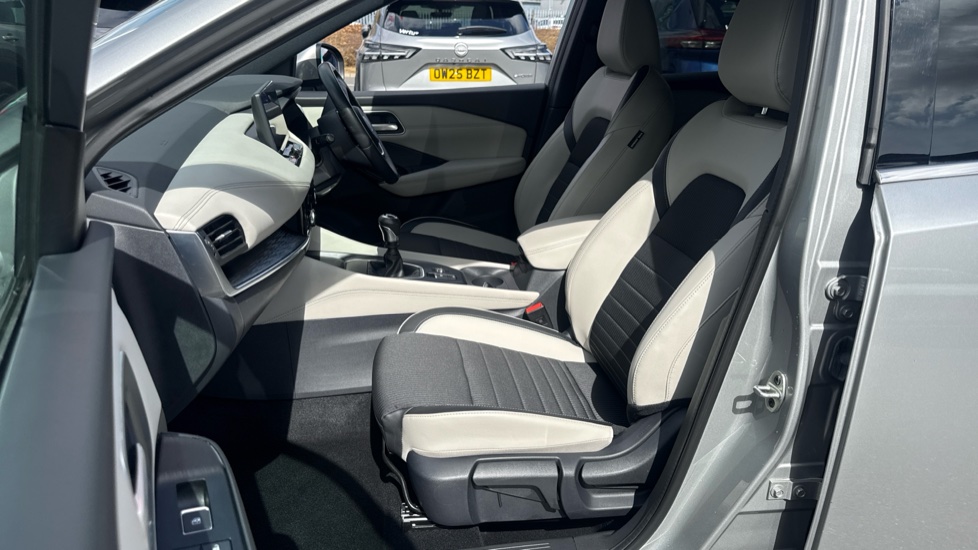 Nissan Qashqai 1.3 DiG-T MH Tekna 5dr Petrol Hatchback - Image 38