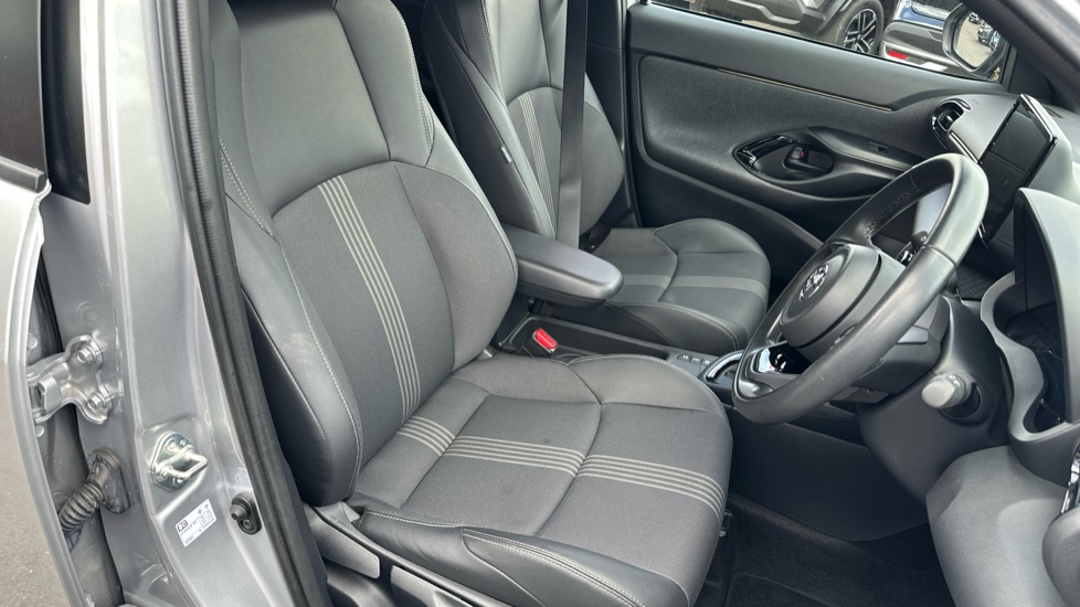 Toyota Yaris Cross 1.5 Hybrid Dynamic 5dr CVT Hybrid Estate - Image 20