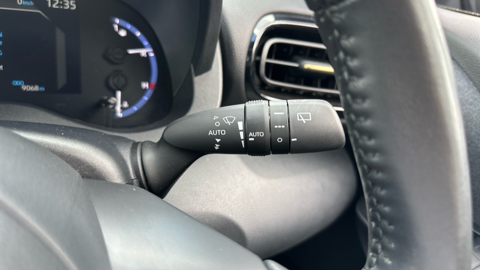 Toyota Yaris Cross 1.5 Hybrid Dynamic 5dr CVT Hybrid Estate - Image 24