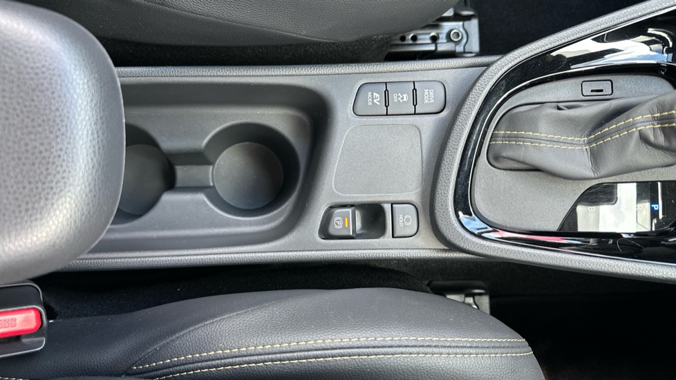 Toyota Yaris Cross 1.5 Hybrid Dynamic 5dr CVT Hybrid Estate - Image 39