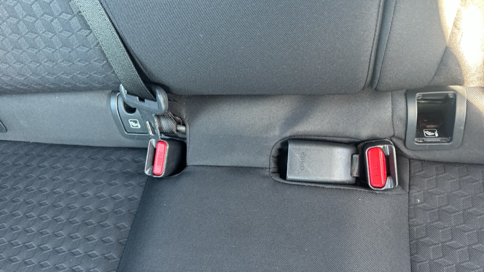 Toyota Yaris 1.5 Hybrid Icon 5dr CVT Hybrid Hatchback - Image 17