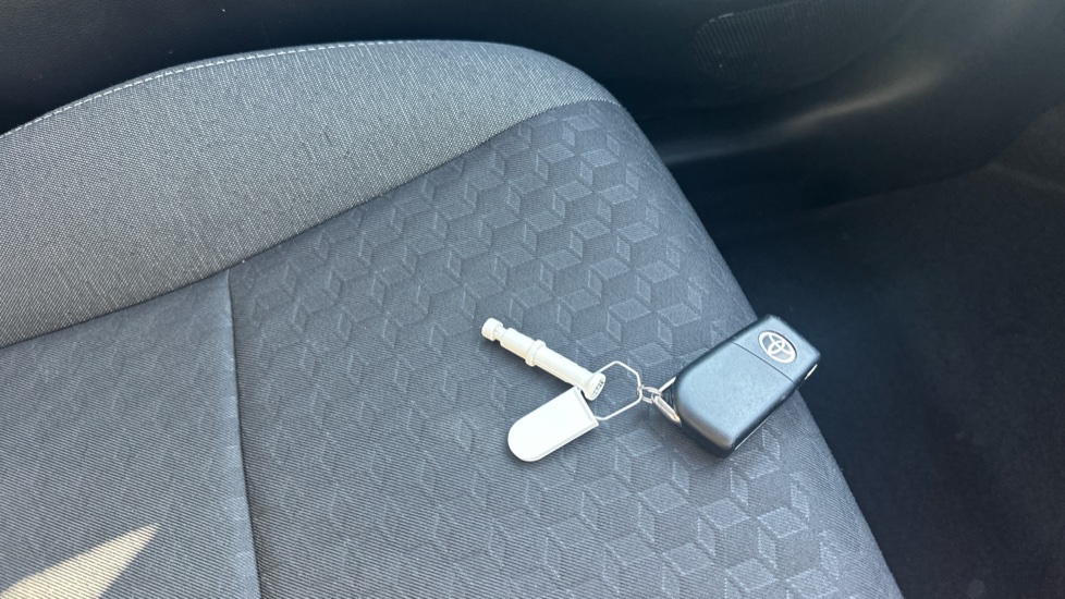 Toyota Yaris 1.5 Hybrid Icon 5dr CVT Hybrid Hatchback - Image 20