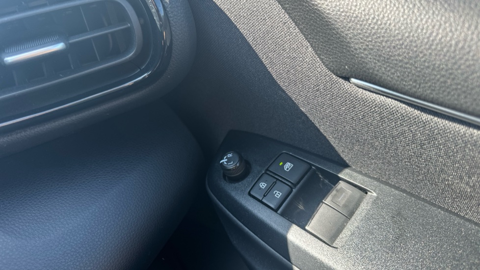 Toyota Yaris 1.5 Hybrid Icon 5dr CVT Hybrid Hatchback - Image 21