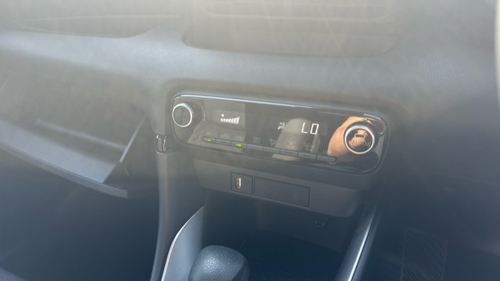 Toyota Yaris 1.5 Hybrid Icon 5dr CVT Hybrid Hatchback - Image 29
