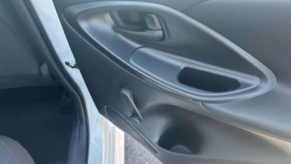 Toyota Yaris 1.5 Hybrid Icon 5dr CVT Hybrid Hatchback - Image 36
