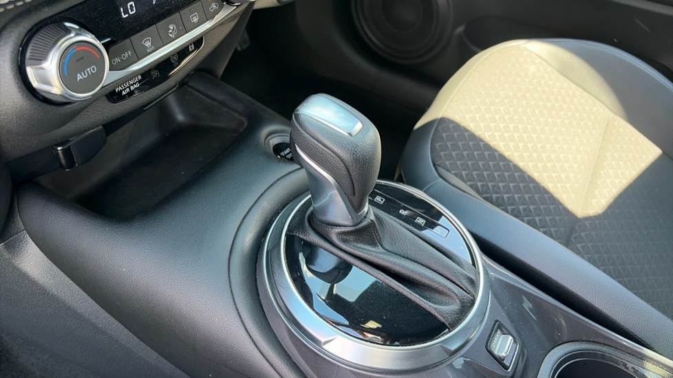 Nissan Juke 1.6 Hybrid N-Connecta 5dr Auto Hybrid Hatchback - Image 13