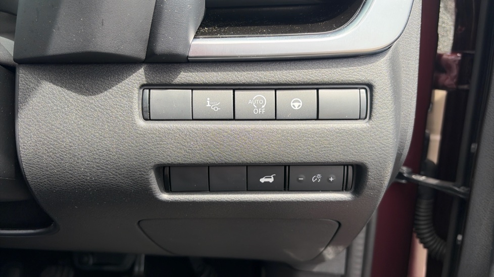 Nissan Qashqai 1.3 DiG-T MH Tekna 5dr Petrol Hatchback - Image 29