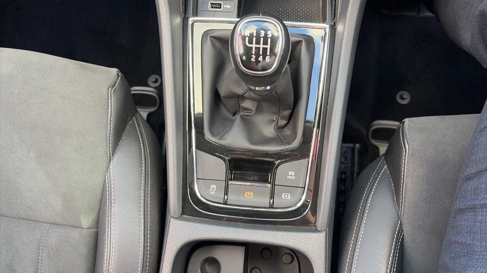 Skoda Karoq 1.5 TSI SE L 5dr Petrol Estate - Image 51