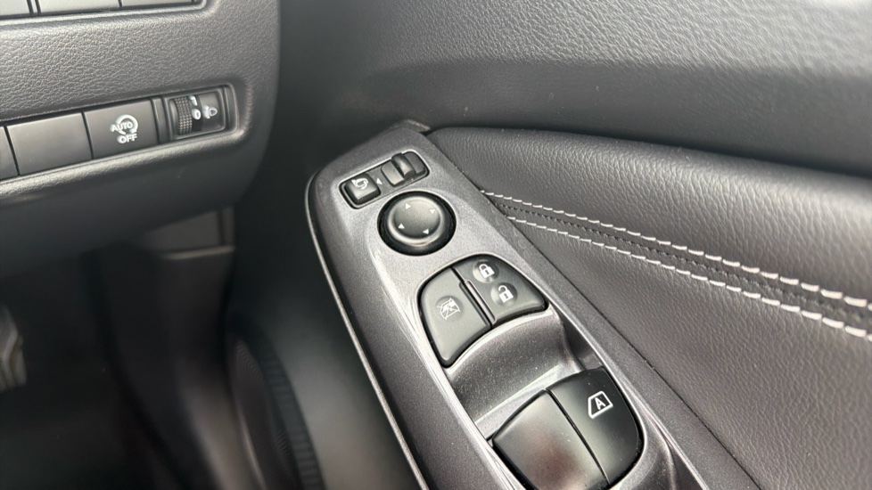 Nissan Juke 1.0 DiG-T 114 N-Connecta 5dr Petrol Hatchback - Image 27