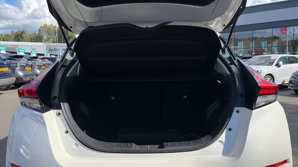 Nissan LEAF 110kW Tekna 39kWh 5dr Auto Electric Hatchback - Image 4