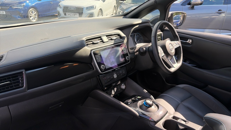 Nissan LEAF 110kW Tekna 39kWh 5dr Auto Electric Hatchback - Image 9