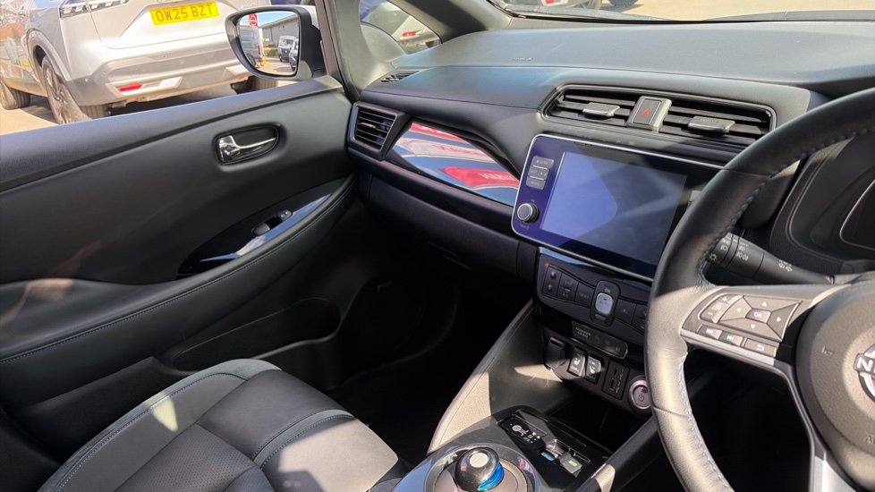 Nissan LEAF 110kW Tekna 39kWh 5dr Auto Electric Hatchback - Image 14