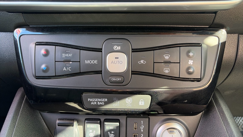 Nissan LEAF 110kW Tekna 39kWh 5dr Auto Electric Hatchback - Image 38