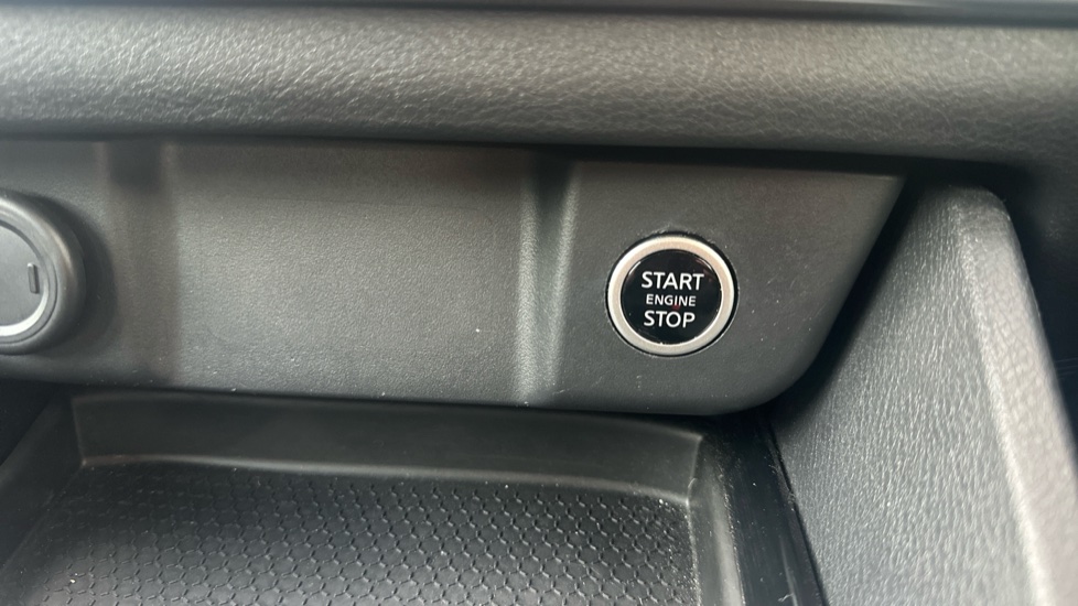 Nissan Qashqai 1.3 DiG-T MH 158 Acenta Premium 5dr Xtronic Petrol Hatchback - Image 44