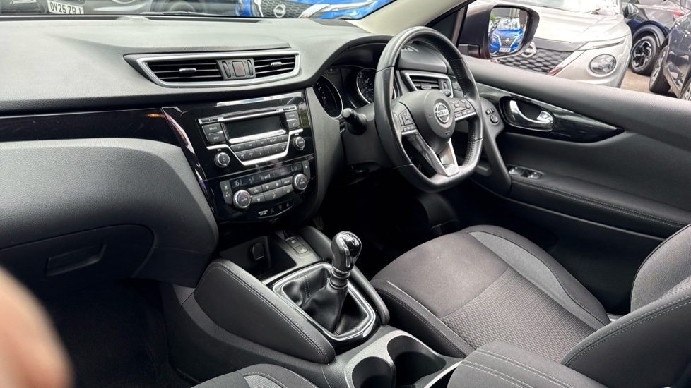 Nissan Qashqai 1.2 DiG-T Acenta 5dr Petrol Hatchback - Image 9